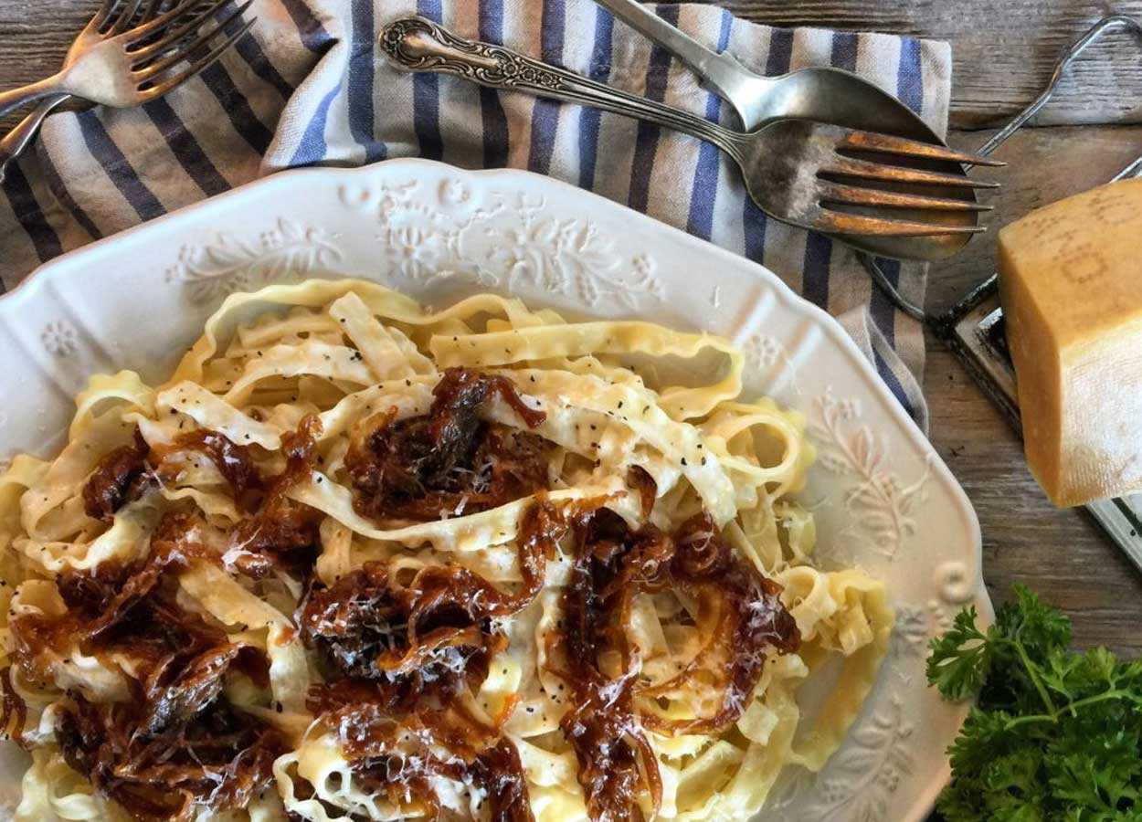 Spaghetti with Caramelized Onions and Yogurt Recipe · HANS Dairy